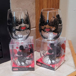 4 Mickey and Minnie Disney Wine Glasses  2 New in Box